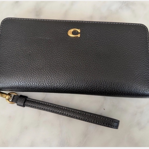 Coach Handbags - NWOT $225 Coach Essential Continental Wallet